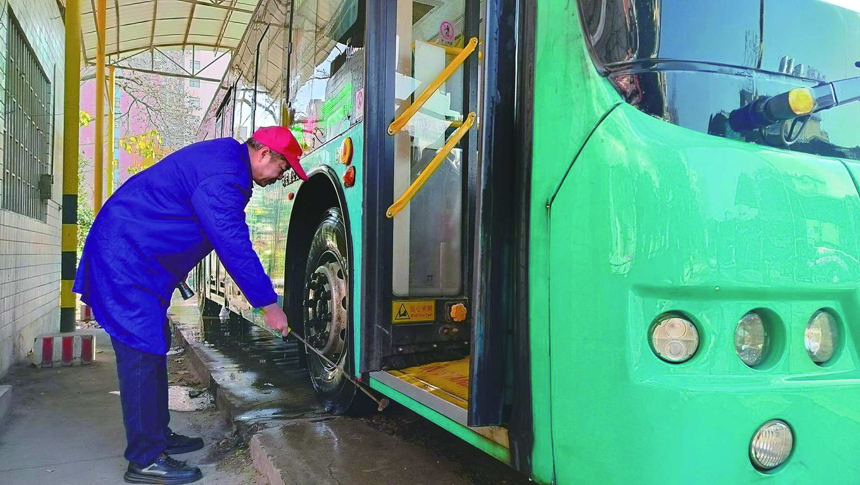 春運(yùn)首日，我司各汽車站以熱情服務(wù)—— 讓乘客臉上多一份笑容